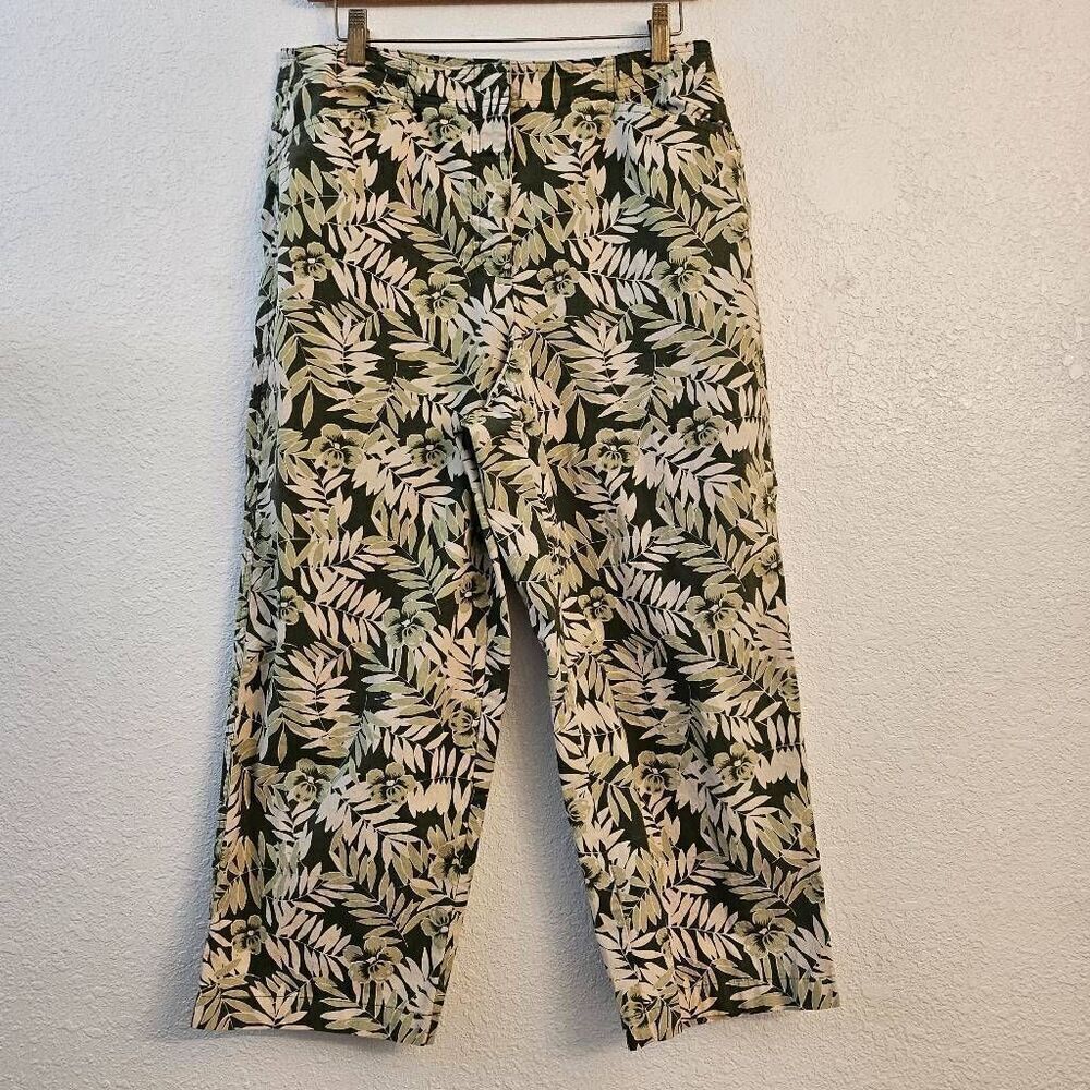 NWOT Villager by Liz Claborne Stretch Capri Lightweight Pants w/ leaf pattern